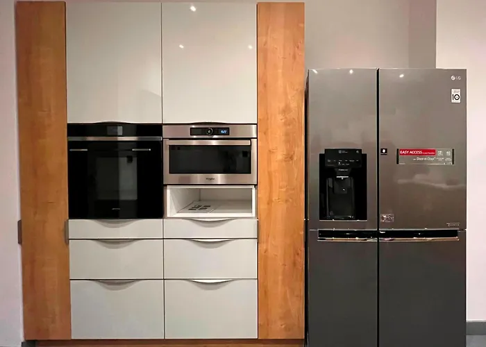 Designer Apartment 110M2 With King Size Beds & Equipped Kitchen